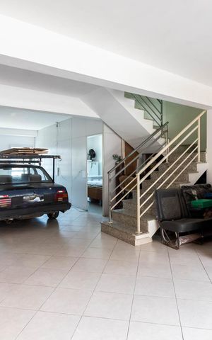 Casa à venda com 177m², 3 quartos e 6 vagas Casa à venda com 177m², 3 quartos e 6 vagasGaragem