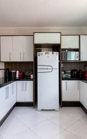 Casa à venda com 177m², 3 quartos e 6 vagas Casa à venda com 177m², 3 quartos e 6 vagasCozinha