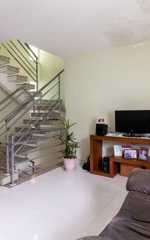 Casa à venda com 177m², 3 quartos e 6 vagas Casa à venda com 177m², 3 quartos e 6 vagasSala de Estar