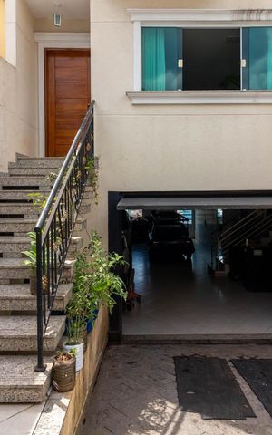 Casa à venda com 177m², 3 quartos e 6 vagas Casa à venda com 177m², 3 quartos e 6 vagasGaragem
