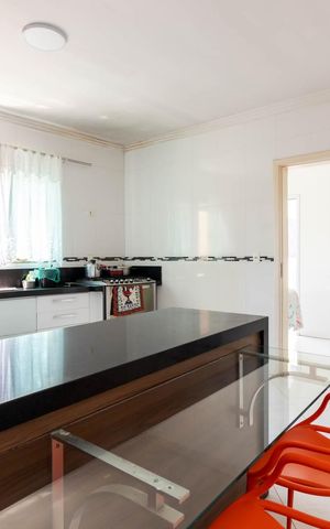 Casa à venda com 177m², 3 quartos e 6 vagas Casa à venda com 177m², 3 quartos e 6 vagasCozinha