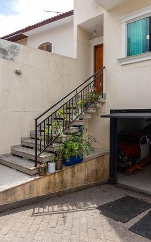 Casa à venda com 177m², 3 quartos e 6 vagas Casa à venda com 177m², 3 quartos e 6 vagasGaragem