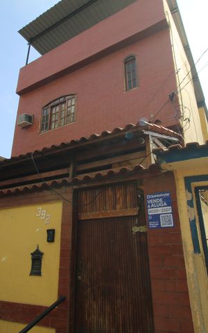 Casa à venda com 200m², 3 quartos e sem vagaFachada da casa e Placa