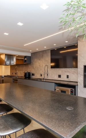 Apartamento à venda com 250m², 4 quartos e 4 vagas Apartamento à venda com 250m², 4 quartos e 4 vagasVaranda