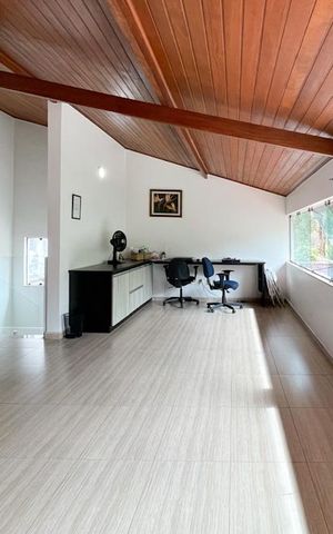 Casa à venda com 415m², 3 quartos e 6 vagasEscritório