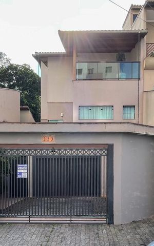 Casa à venda com 415m², 3 quartos e 6 vagasFachada - Placa