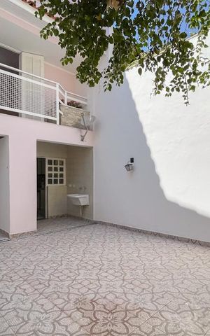 Casa à venda com 213m², 4 quartos e 2 vagas Casa à venda com 213m², 4 quartos e 2 vagasQuintal