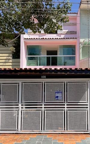 Casa à venda com 213m², 4 quartos e 2 vagas Casa à venda com 213m², 4 quartos e 2 vagasFachada