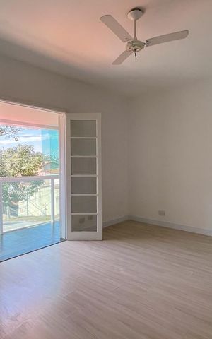 Casa à venda com 213m², 4 quartos e 2 vagas Casa à venda com 213m², 4 quartos e 2 vagasQuarto 2
