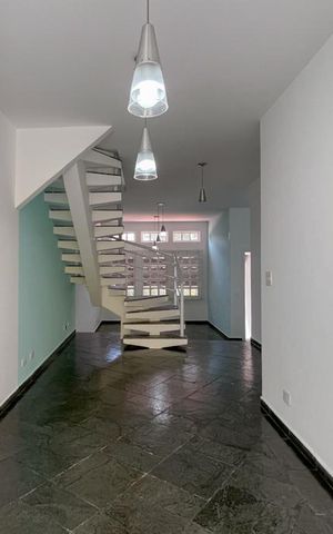 Casa à venda com 213m², 4 quartos e 2 vagas Casa à venda com 213m², 4 quartos e 2 vagasSala de Jantar