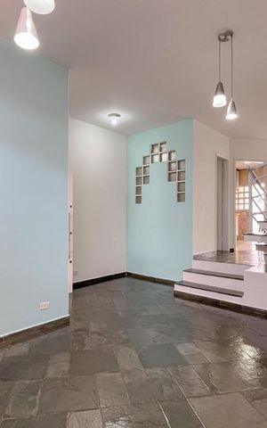 Casa à venda com 213m², 4 quartos e 2 vagas Casa à venda com 213m², 4 quartos e 2 vagasSala