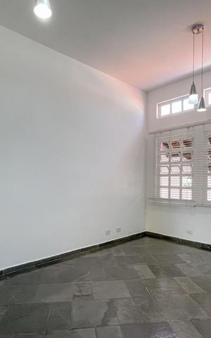 Casa à venda com 213m², 4 quartos e 2 vagas Casa à venda com 213m², 4 quartos e 2 vagasSala