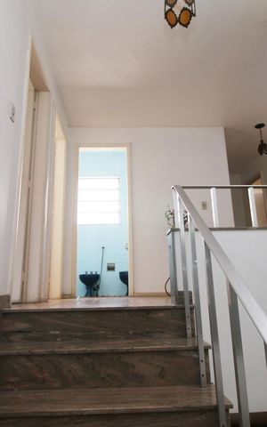 Casa à venda com 270m², 5 quartos e 6 vagasSala - escada 2ºpiso
