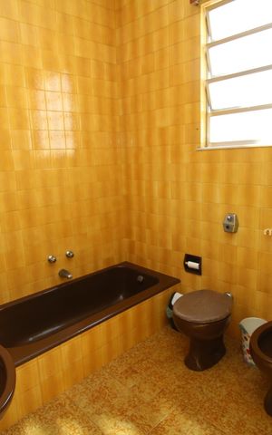 Casa à venda com 270m², 5 quartos e 6 vagasBanheiro da Suíte 1