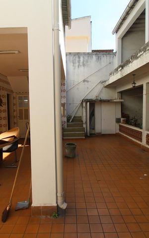 Casa à venda com 270m², 5 quartos e 6 vagasQuintal fundos
