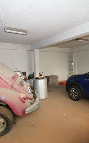 Casa à venda com 270m², 5 quartos e 6 vagasGaragem