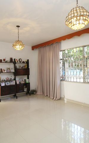 Casa à venda com 270m², 5 quartos e 6 vagasSala