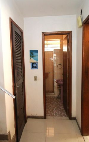 Casa à venda com 270m², 5 quartos e 6 vagasSala - escada 2ºpiso