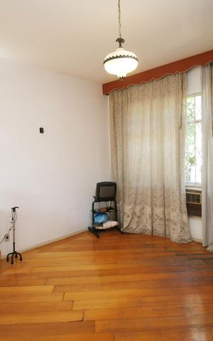 Casa à venda com 270m², 5 quartos e 6 vagasQuarto 1 Suíte