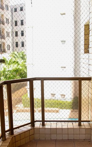 Apartamento à venda com 226m², 4 quartos e 2 vagas Apartamento à venda com 226m², 4 quartos e 2 vagasVaranda