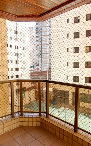 Apartamento à venda com 226m², 4 quartos e 2 vagas Apartamento à venda com 226m², 4 quartos e 2 vagasVaranda