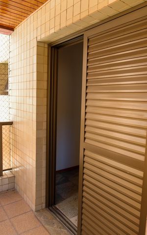 Apartamento à venda com 226m², 4 quartos e 2 vagas Apartamento à venda com 226m², 4 quartos e 2 vagasVaranda