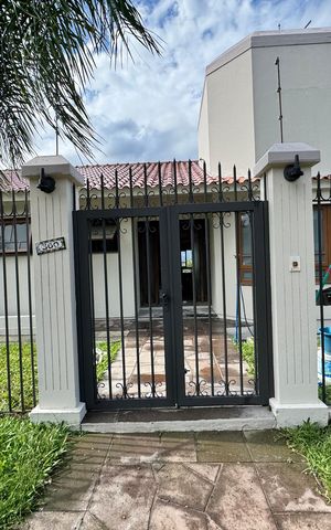 Casa à venda com 240m², 3 quartos e 2 vagasplaquinha fachada