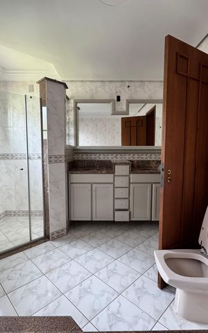 Casa à venda com 240m², 3 quartos e 2 vagasBanheiro da Suíte