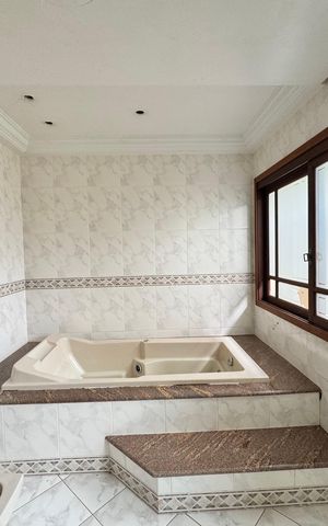 Casa à venda com 240m², 3 quartos e 2 vagasBanheiro da Suíte