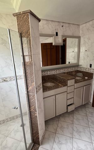 Casa à venda com 240m², 3 quartos e 2 vagasBanheiro da Suíte