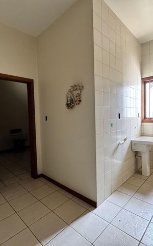 Casa à venda com 240m², 3 quartos e 2 vagasÁrea de Serviço
