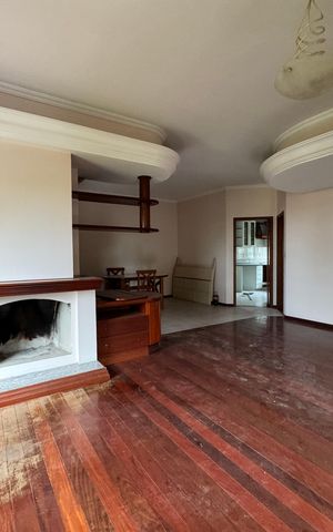 Casa à venda com 240m², 3 quartos e 2 vagassala