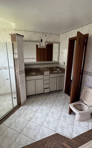 Casa à venda com 240m², 3 quartos e 2 vagasBanheiro da Suíte