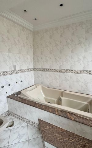 Casa à venda com 240m², 3 quartos e 2 vagasBanheiro da Suíte