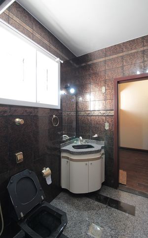 Casa à venda com 760m², 4 quartos e 10 vagasBanheiro da Suite 1