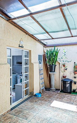 Casa à venda com 200m², 2 quartos e 2 vagas Casa à venda com 200m², 2 quartos e 2 vagasQuintal e churrasqueira