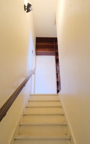 Casa à venda com 105m², 2 quartos e 2 vagasEscada