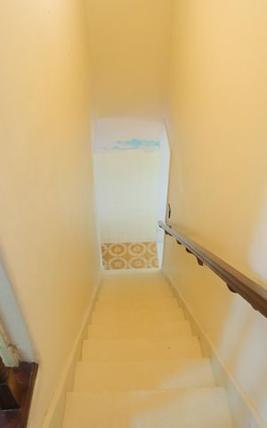 Casa à venda com 105m², 2 quartos e 2 vagasEscada
