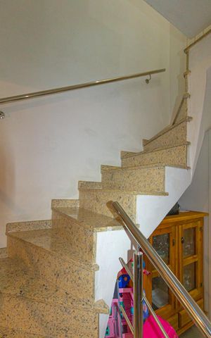 Casa de condomínio à venda com 70m², 2 quartos e 2 vagas Casa de condomínio à venda com 70m², 2 quartos e 2 vagasEscada