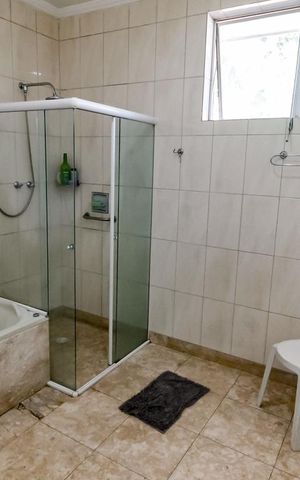 Casa à venda com 463m², 4 quartos e 6 vagas Casa à venda com 463m², 4 quartos e 6 vagasBanheiro da Suíte 4