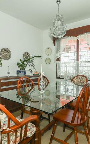 Casa à venda com 180m², 3 quartos e 3 vagas Casa à venda com 180m², 3 quartos e 3 vagasSala de Jantar