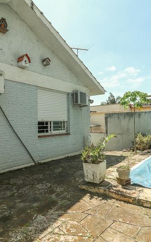 Casa à venda com 180m², 3 quartos e 3 vagas Casa à venda com 180m², 3 quartos e 3 vagasÁrea comum - Piscina