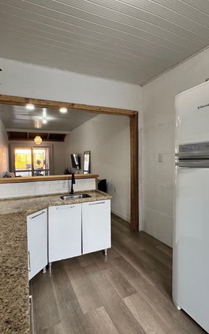 Casa à venda com 180m², 2 quartos e 2 vagas Casa à venda com 180m², 2 quartos e 2 vagasCozinha