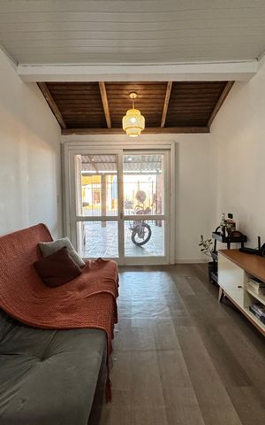 Casa à venda com 180m², 2 quartos e 2 vagas Casa à venda com 180m², 2 quartos e 2 vagasSala
