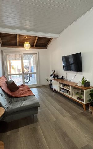 Casa à venda com 180m², 2 quartos e 2 vagas Casa à venda com 180m², 2 quartos e 2 vagasSala