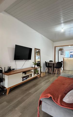 Casa à venda com 180m², 2 quartos e 2 vagas Casa à venda com 180m², 2 quartos e 2 vagasSala