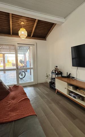 Casa à venda com 180m², 2 quartos e 2 vagas Casa à venda com 180m², 2 quartos e 2 vagasSala