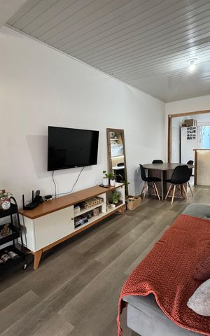 Casa à venda com 180m², 2 quartos e 2 vagas Casa à venda com 180m², 2 quartos e 2 vagasSala
