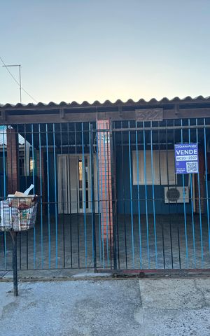 Casa à venda com 180m², 2 quartos e 2 vagas Casa à venda com 180m², 2 quartos e 2 vagasFachada