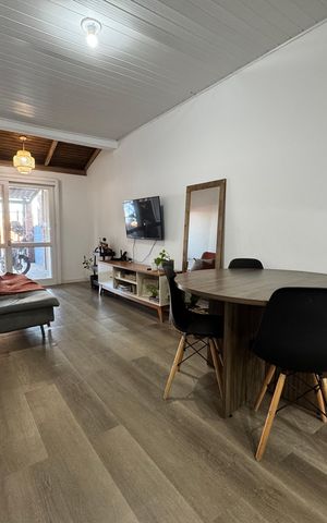 Casa à venda com 180m², 2 quartos e 2 vagas Casa à venda com 180m², 2 quartos e 2 vagasSala